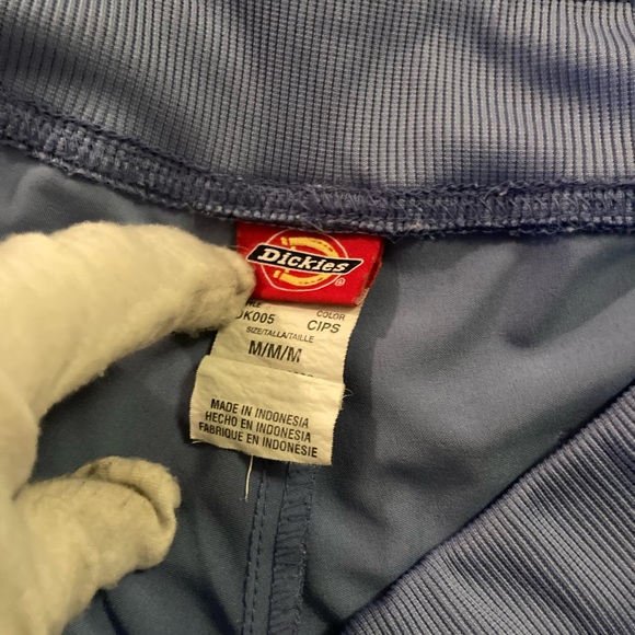 In Excellent Condition! Scrub Set - Picture 5 of 7